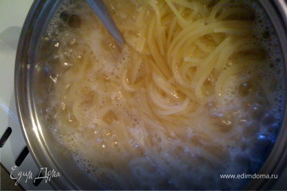 Отварить спагетти. Слить воду, добавить сливочное масло.