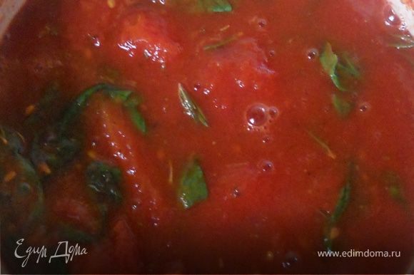 Для соуса соединить томаты, добавить базилик (я не измельчал), соль, другие травы и специи по вкусу (здесь розмарин свежий, тмин), проварить минут 10 на среднем огне, до незначительного уменьшения объема массы.