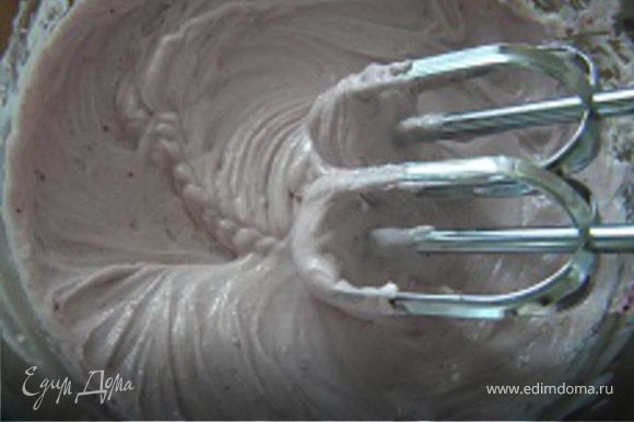 Приготовить черничный крем из моего рецепта http://www.edimdoma.ru/recipes/24174 Затем проделать в основании заварных шариков небольшое отверстие и с помощью кондитерского шприца наполнить кремом (примерно используется чуть больше 1/3 от порции крема).