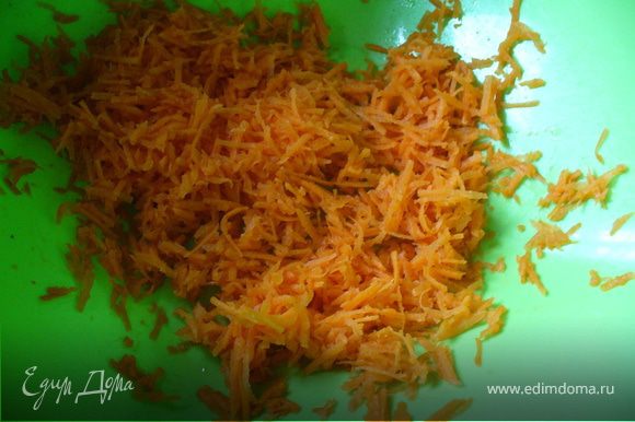 Морковку натереть на мелкой тёрке, отправить в миску, где будете смешивать салат