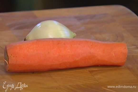 Морковь вымыть и почистить.