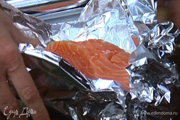 Слегка посыпать рыбу солью и черным перцем, затем аккуратно соединить края фольги, чтобы получился карман, оставив с одной стороны небольшое отверстие.