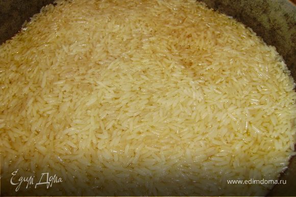 Рис выложить в казан, разровнять, долить еще кипятка, чтобы он покрыл рис на 1 см...Варить в открытом казане до полного впитывания всей жидкости около 15-20 минут...