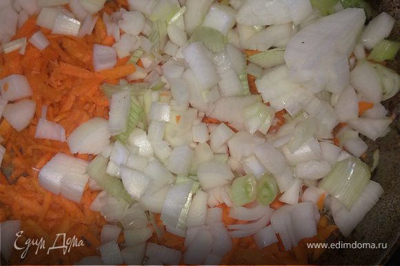 Лук нарезать кубиками и высыпать к морковке в сковороду.Добавить растительное масло.