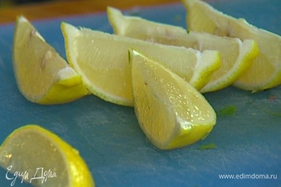 Лимон разрезать на 8 частей и добавить к шашлыку.