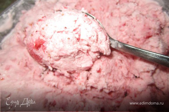 Или взять мороженное, у меня домашнее по рецепту http://www.edimdoma.ru/recipes/24447, сформировать шарики.