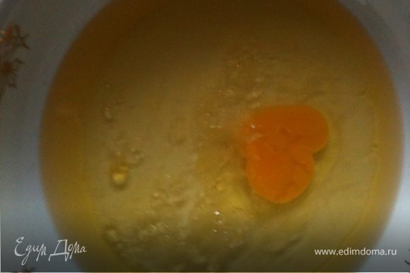 смешиваем масло ,воду и яйцо с щепоткой соли