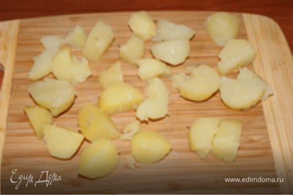 Картофель очистить от кожуры (но молодой картофель можно и не очищать - в этом случае салат только выиграет по своему внешнему виду и полезным свойствам). Порезать картофель средними кусочками, соразмеримыми с половинками помидоров черри.