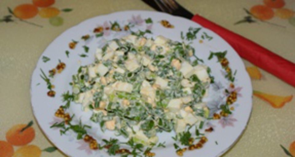 Салат с яйцами, огурцами и зелёным луком