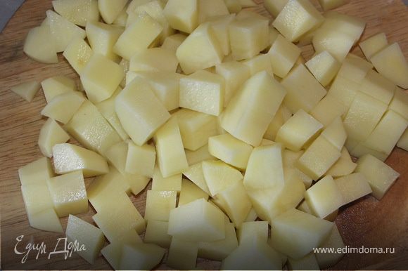 Перец болгарский нарезать соломкой, картофель — средними кубиками (1,5 на 1,5 см). Лучше брать не очень рассыпчатый сорт.