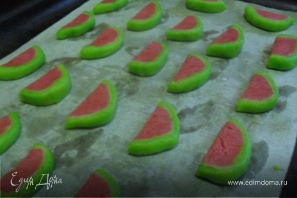 Разложить печенье на пергаменте и отправить в духовку разогретую до 100*С, подсушивать печенье в течение 10-15 минут, печенье не должно потерять цвет.