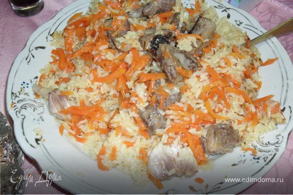 На большое блюдо выложить рис,понадобиться два блюда.На рис выложить морковь с мясом.
