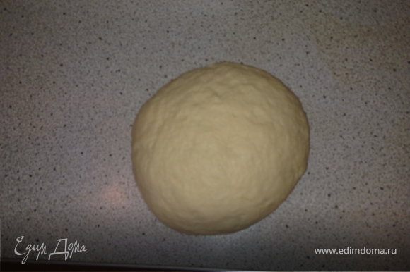Замесить мягкое тесто и сделать из него шар. Немного теста отложить, из него тоже сделать шар и убрать в морозилку. Оставшееся тесто положить в миску, накрыть полотенцем и поставить в холодильник на 30 минут.