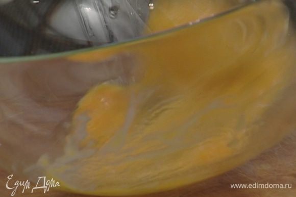 Яйца слегка взбить со щепоткой соли.