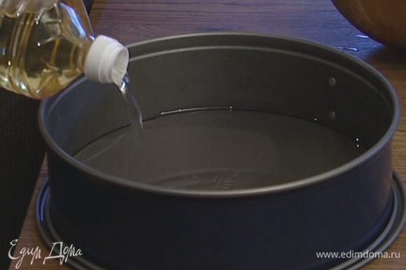В тонкую форму для выпечки (лучше разъемную) влить растительное масло слоем 2–3 см и поставить на 10 минут в разогретую духовку.
