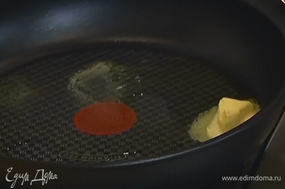 Оставшееся сливочное и оливковое масло разогреть в сковороде, которую можно ставить в духовку.