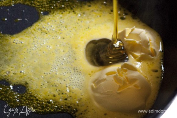 В большой сковороде растопить 80 г сливочного масла, добавить мед и, помешивая, довести до состояния карамели.