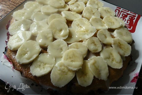 готовый пирог смазываем сгущенным молоком и выкладываем слой бананов.
