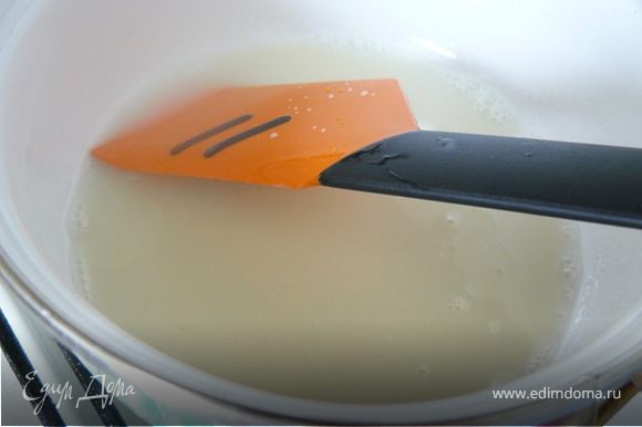 глазурь: в соуснике смешиваем сахарную пудру и молоко и доводим помешивая до кипения.