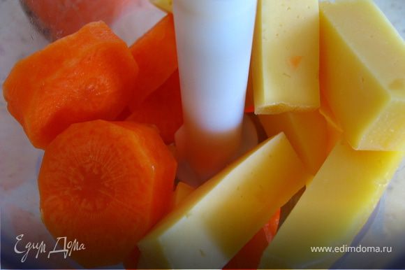 В блендоре измельчаем сыр и морковь( если не лень, то лучше морковь натереть но терке)