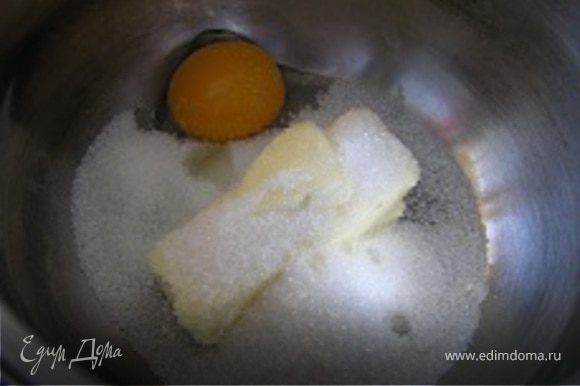Для теста смешать все ингредиенты, муку добавлять в последнюю очередь. Замесить тесто, слепить шар, завернуть в пленку и поставить в холодильник на 30 минут. Затем выложить тесто в форму для выпечки, распределить руками по дну, проколоть вилкой в нескольких местах (для того, чтобы тесто не вздулось еще можно использовать пресс в виде гороха или фасоли, выложенных на бумагу для выпечки поверх теста). Выпекать при 180*С около 15 минут. Остудить.