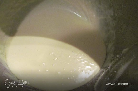 Для крема необходимо сливочное масло комнатной температуры слегка взбить со сгущенкой и дать постоять в холодильнике минут 30.