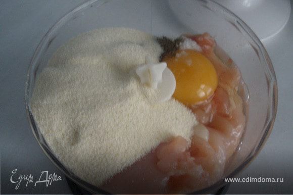 Филе разрезать на крупные кусочки, положить в чашу блендера, добавить, соль, перец, яйцо куриное, манку все перемолоть.