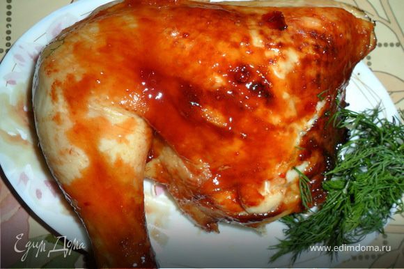 Смешиваем в миске соевый соус, мед и кетчуп, а курицу разделяем на 4 части и смазываем готовой смесью. Кусочки курицы выкладываем на противень или в форму и ставим в духовку нагретую до 180 градусов. Во время жарки курицу поливаем время от времени готовым соусом. Время приготовления приблизительно 40 минут. Хорошо подойдет к рису или картофельному пюре. Приятного аппетита!!!