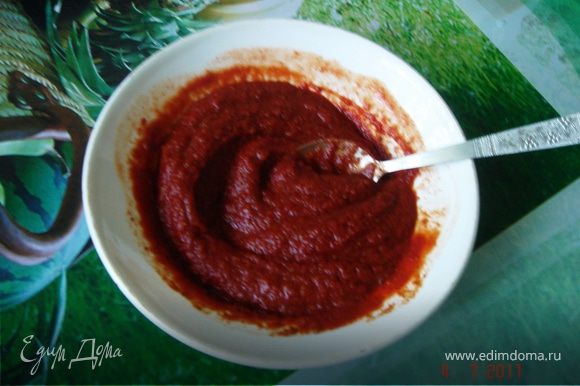 Приготовить соус, смешав томатную пасту с водой, сахаром и специями.