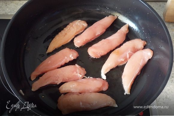 Филе нарезать на кусочки толщиной ок. 1 см. Достать из сковороды лук и обжарить в оставшемся масле курицу с двух сторон.