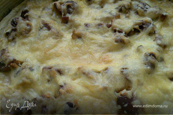 На предварительно выпеченное тесто выложите грибы, затем вылейте ячную смесь.Посыпьте тертым сыром и выпекайте 25 мин