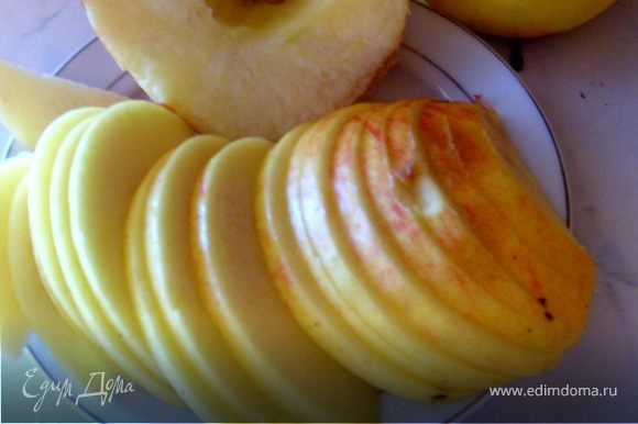 Яблоки очистить от кожуры, удалить сердцевину и семена и порезать тонкими ломтиками.