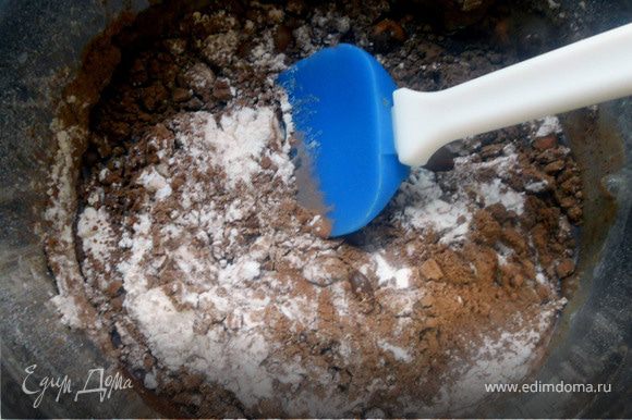 Для блинчиков соединить воду, яйца, просеять какао-порошок (3 ст.л.+-), муку, немного сахарной пудры и соль ***шоколад прекрасно раскрывается с солью!***.