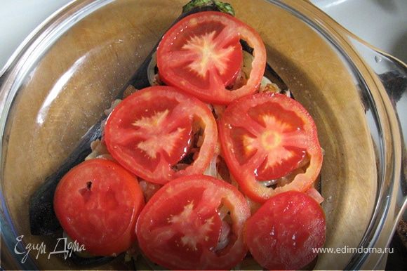 Сверху разложите кружки помидор и уберите в микроволновку на максимум мощности минут на 10. А протвень в духовку на 15 минут при 180С.