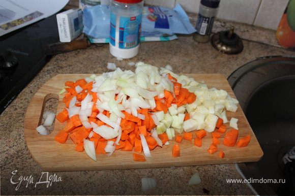 пока индейка жариться нарезаем мелко овощи лук морковь кабачек и отправляем их к индейки солим, перчим и врямя от вреиени помешиваем