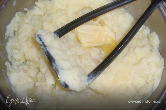 Отварить картофель без добавления соли. Размять его в пюре с добавлением масла и молока.