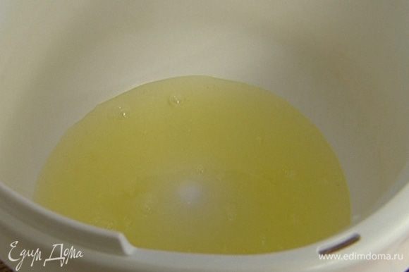 Взбить белки со щепоткой соли в крепкую пену.