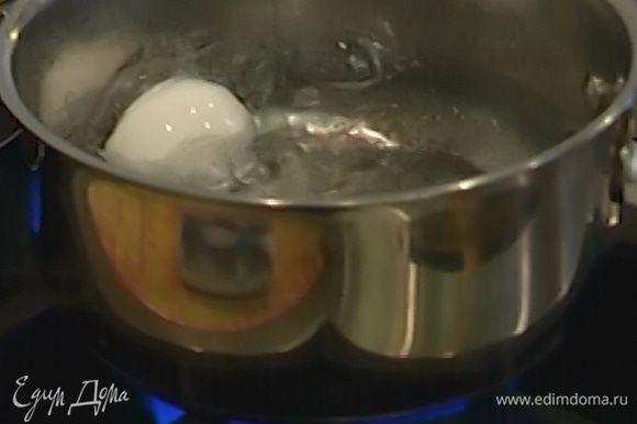 Сварить вкрутую 3 яйца для соуса, затем почистить и отделить желтки от белков (понадобятся только желтки).