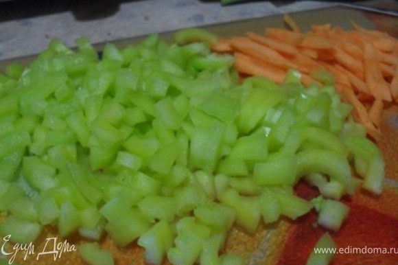 Перец порезать на мелкие кусочки, морковь нарезать соломкой.