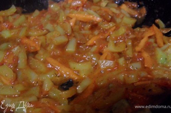 На отдельной сковороде обжарить морковь и перец, добавить к овощам 1/3 помидор.