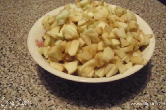 Яблоки (непременно кисловатые) почистить, мелко порезать. Если яблоки недостаточно кислые, сбрызнуть лимонным соком. Крупно порубить орехи.