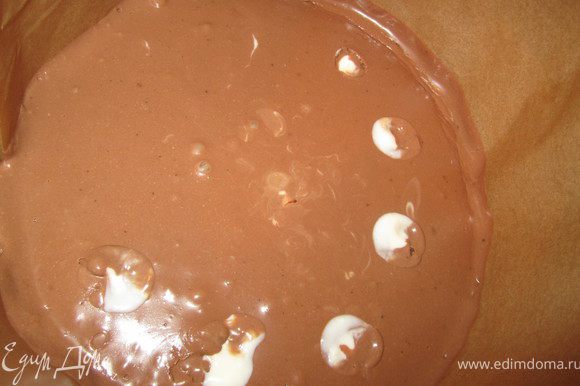 Заполнить шприц белым желе. И аккуратно погружая шприц в шоколадное желе, выдавливать небольшие порции из шприца.