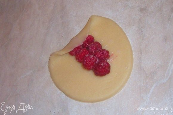 Раскатываем тесто шириной 1-1,5 мм и лепим косички(тесто достаточно эластичное).Для этого вырезаем кружочки, кладем во внутрь ягоды/вишню , посыпаем сахаром и заворачиваем таким образом...