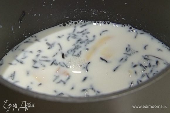 Всыпать в молоко заварку, добавить 2–3 полоски имбиря и сахар.