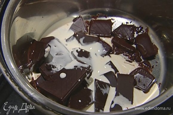 Приготовить крем: шоколад поломать на кусочки, выложить в небольшую кастрюлю, влить 5 ч. ложек сливок и растопить на водяной бане.