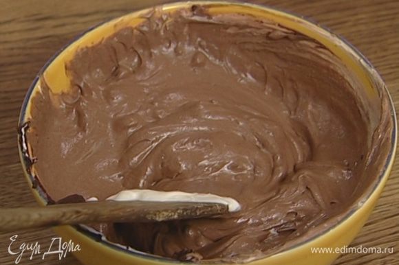 Перемешать взбитые сливки с растопленным шоколадом.
