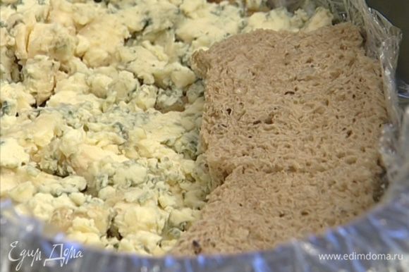 Сверху выложить слой сыра, затем слой хлеба, слой свежей груши, снова слой сыра и последним слой хлеба.
