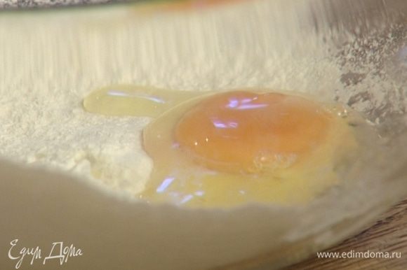 Добавить к муке яйцо, влить немного воды, разведенные дрожжи и вымешать вилкой, затем, перемешивая тесто миксером, влить около стакана воды, так чтобы получилась консистенция жидкой сметаны.