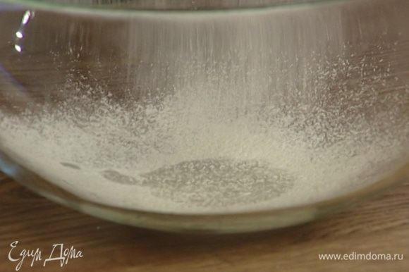 Приготовить тесто: муку просеять вместе со щепоткой соли, добавить яйцо и желток, влить молоко и растопленное сливочное масло, вымешать тесто и оставить его на полчаса отдыхать.