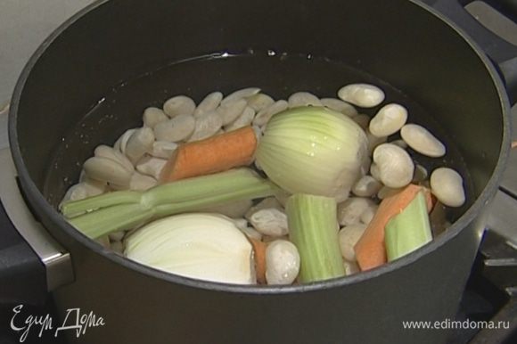Добавить к фасоли 1 луковицу, 1 морковь, 1 стебель сельдерея и 2 лавровых листа. Варить около часа, затем лук, морковь, сельдерей и лавровые листья вынуть.